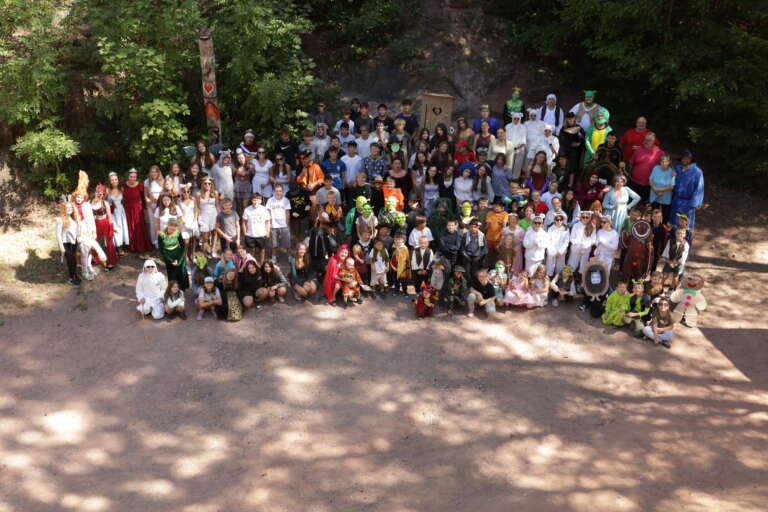 Když se tábor promění v pódium